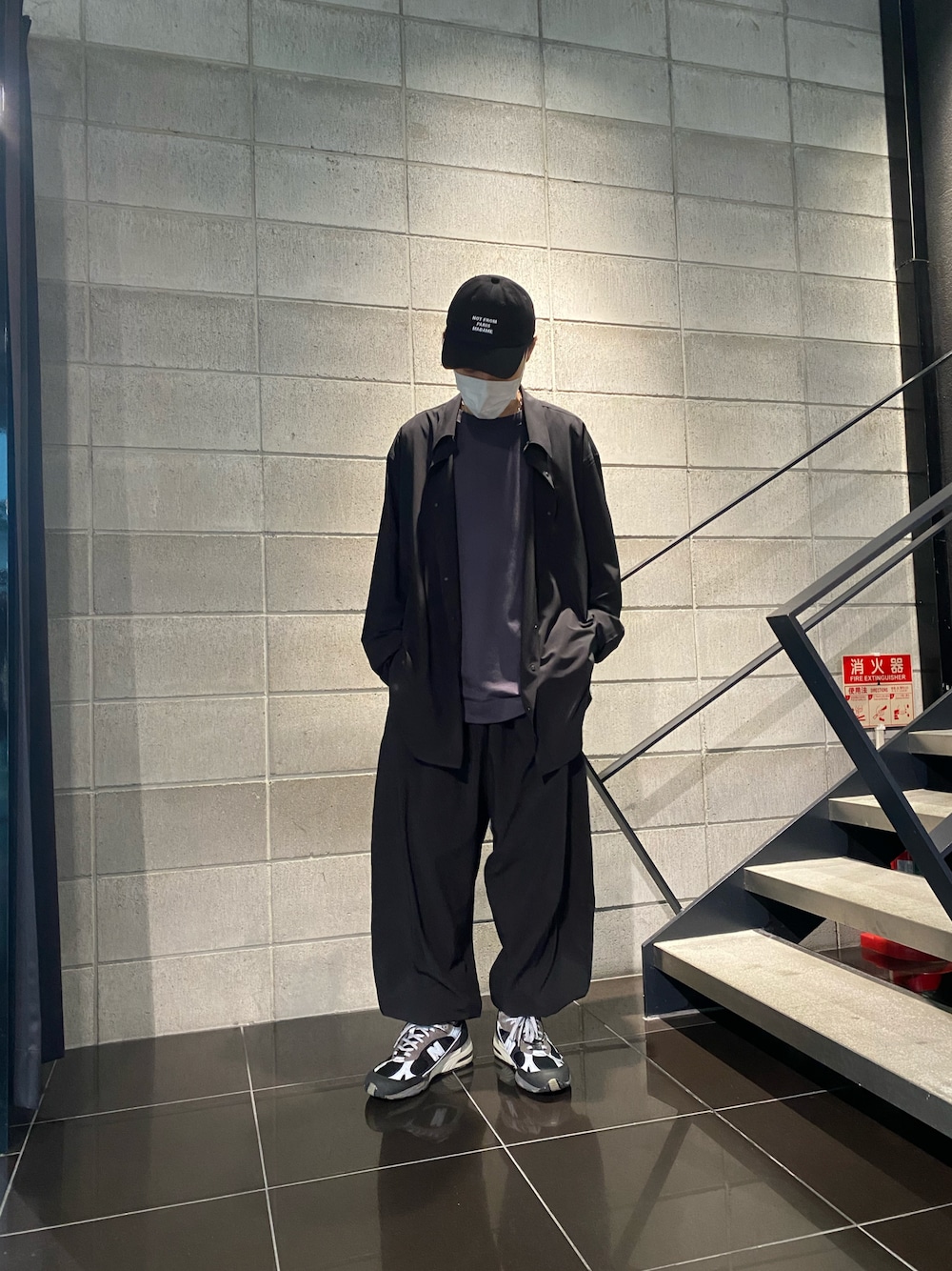 「LHP、WHITELAND BLACKBURN、シンプル、ゆるコーデ、春コーデ、ビッグシルエット、スニーカー」｜「WHITELANDのアイテム（その他パンツ、ブラック系）」を使った、shintaro itoさん（メンズ・173cm）の春コーディネートの1枚目の写真