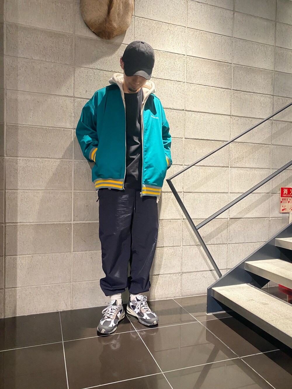 「スニーカー、New Balance、LHP、スニーカーコーデ、Danke schon、シンプルコーデ、カジュアルコーデ」｜「ennoyのアイテム（その他パンツ、ブラック系）」を使った、shintaro itoさん（メンズ・173cm）の冬コーディネートの1枚目の写真