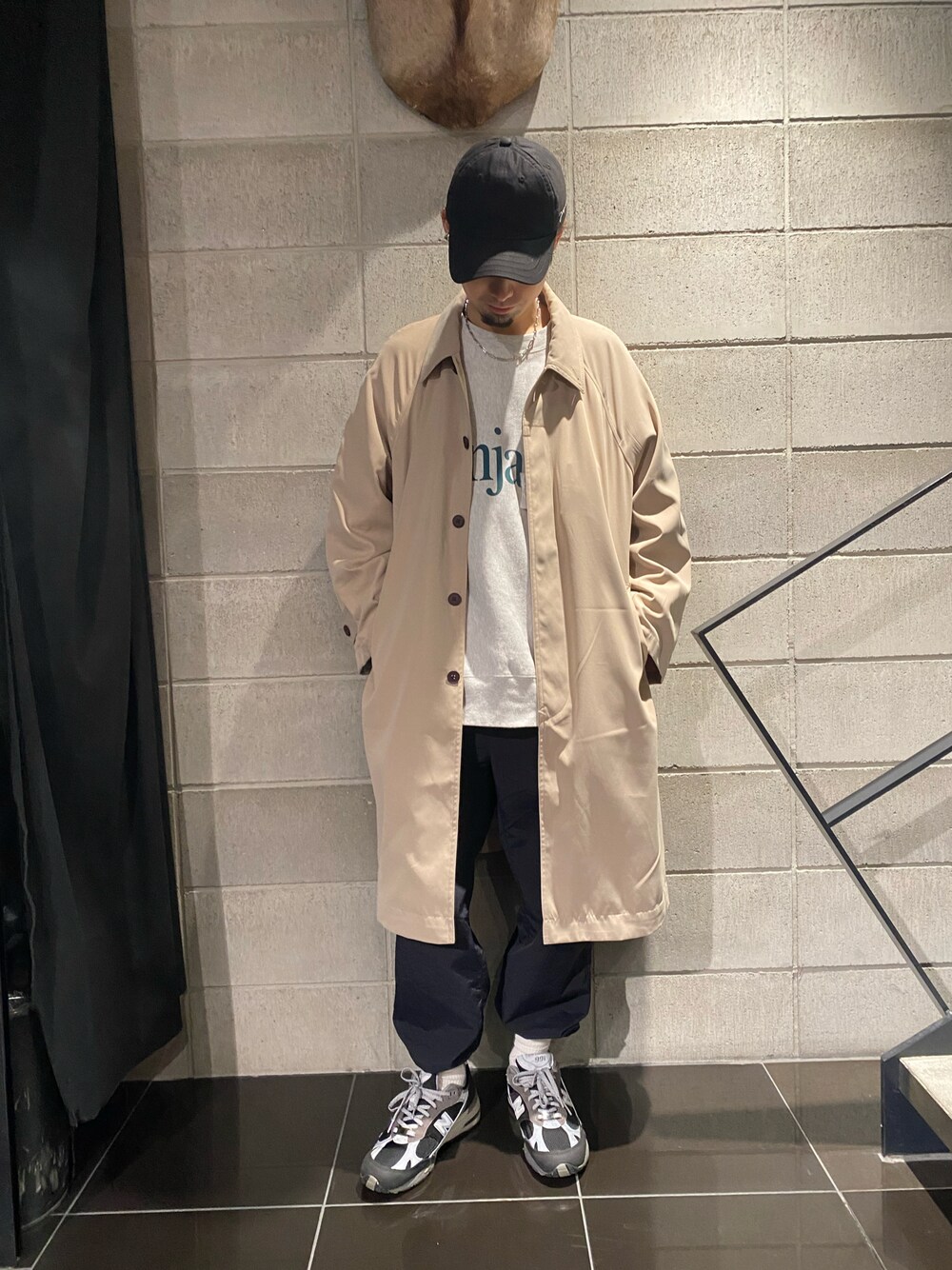 「New Balance、LHP、オーバーサイズ、ロングコート、スニーカーコーデ、シンプルコーデ、オトナカジュアル、A4A、ennoy」｜「ennoyのアイテム（その他パンツ、ブラック系）」を使った、shintaro itoさん（メンズ・173cm）の冬コーディネートの1枚目の写真