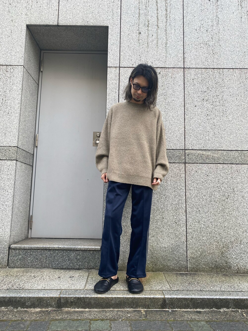 「シンプル、LHP、大人カジュアル、ブラウン、ビックシルエット、NEEDLES、秋服、秋、WHITELAND BLACKBURN、hyusto」｜「Needlesのアイテム（その他パンツ、ブルー系）」を使った、shintaro itoさん（メンズ・173cm）の秋コーディネートの1枚目の写真
