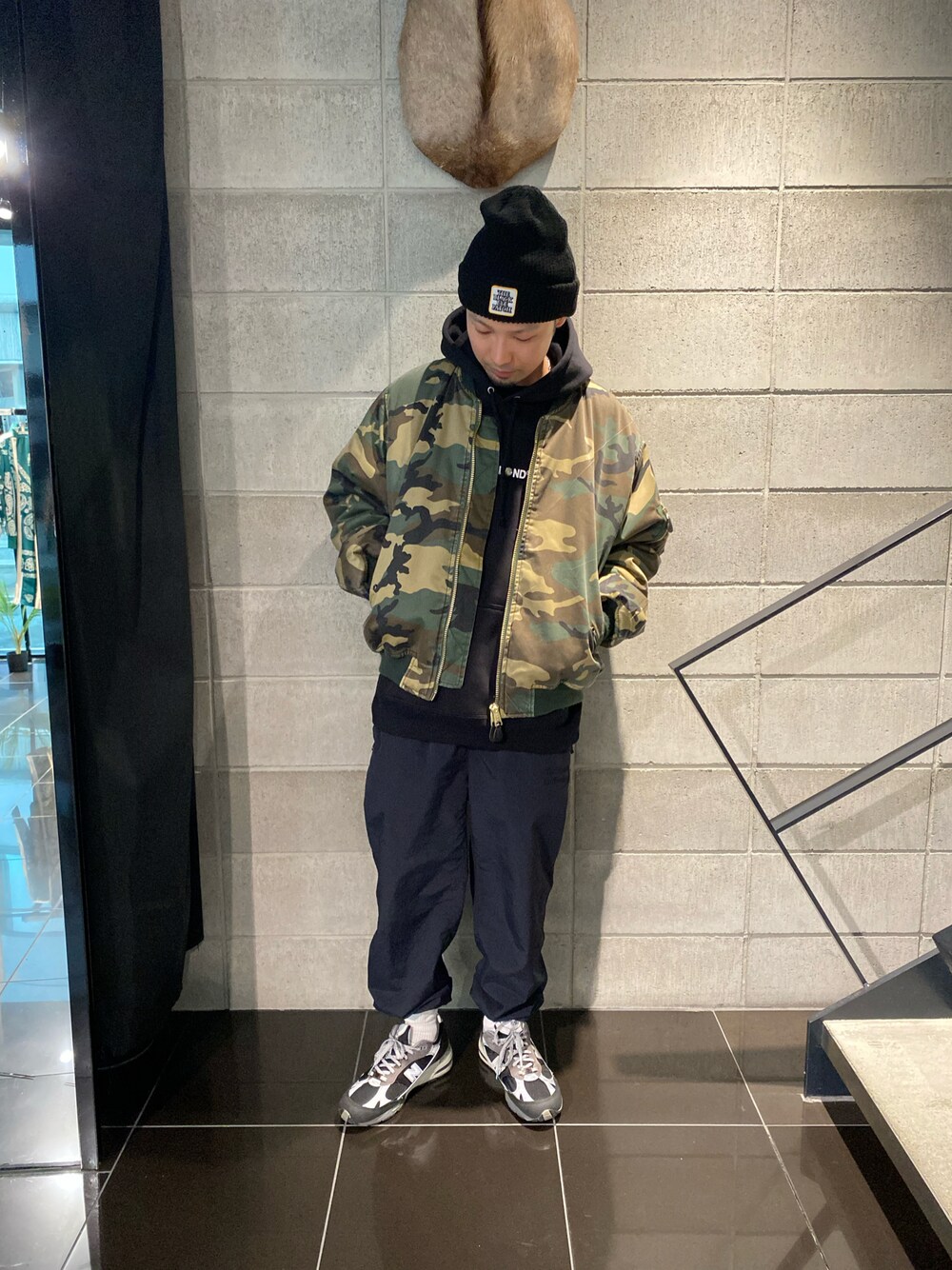 「ブルゾン、カジュアル、ニット帽、New Balance、LHP、オーバーサイズ、WHITELAND BLACKBURN、FOSTEX GERMENTS」｜「BlackEyePatchのアイテム（ニットキャップ/ビーニー、ブラック系）」を使った、shintaro itoさん（メンズ・173cm）の冬コーディネートの1枚目の写真