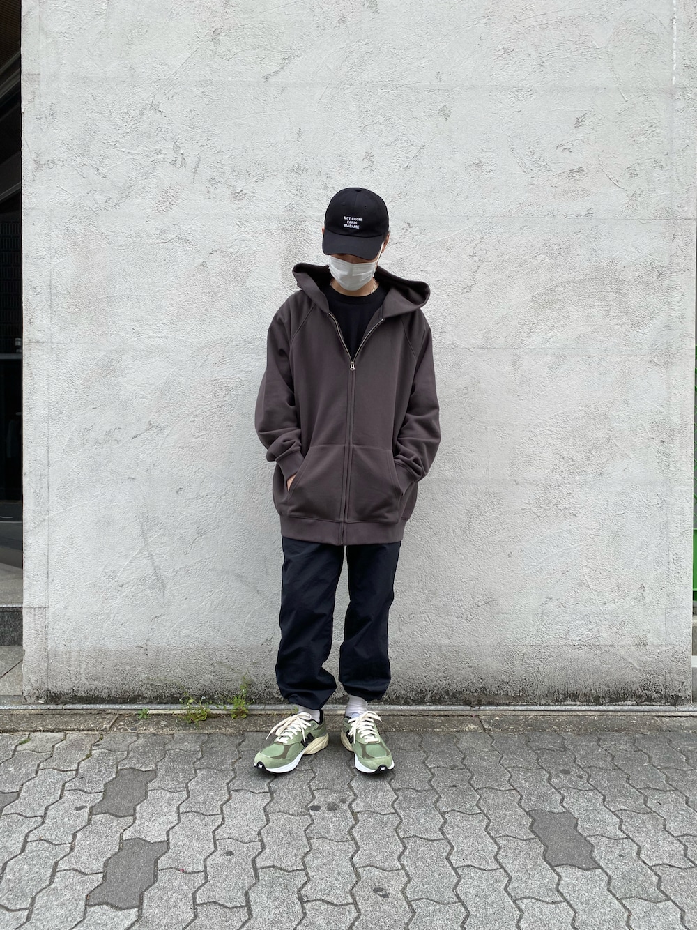 「New Balance、LHP、オーバーサイズ、スニーカーコーデ、春服、春夏コーデ、ストリートコーデ、WHITELAND BLACKBURN、はるコーデ」｜「ennoyのアイテム（その他パンツ、ブラック系）」を使った、shintaro itoさん（メンズ・173cm）の春コーディネートの1枚目の写真