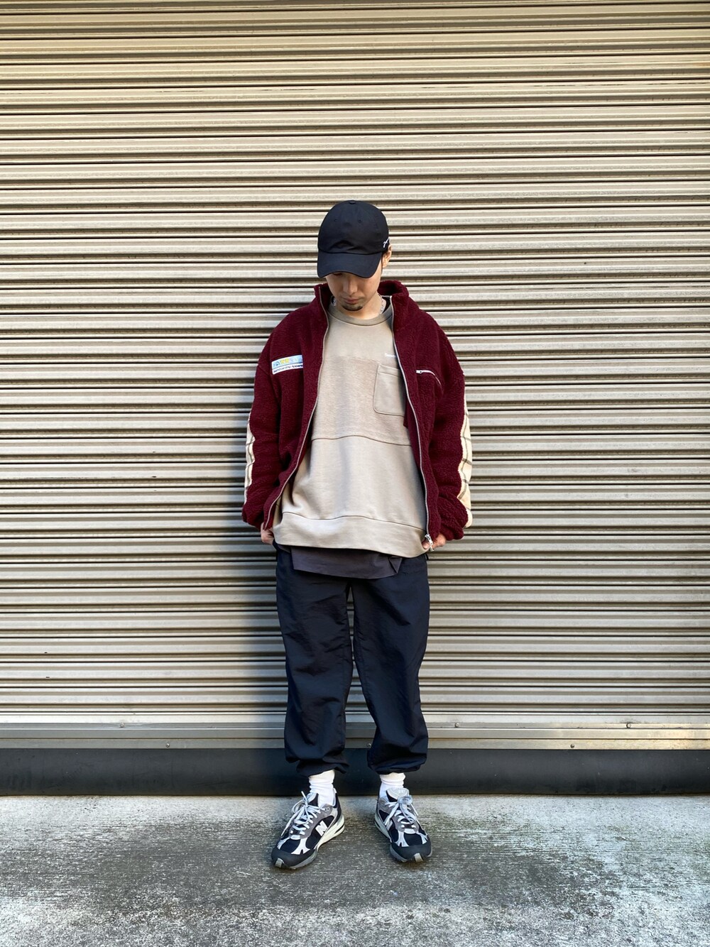 「LHP、paccbet、RASSBET、New Balance、冬コーデ、オーバーサイズ、ビッグシルエット、カジュアル、ストリート」｜「NEW BALANCEのアイテム（スニーカー、グレー系）」を使った、shintaro itoさん（メンズ・173cm）の冬コーディネートの1枚目の写真