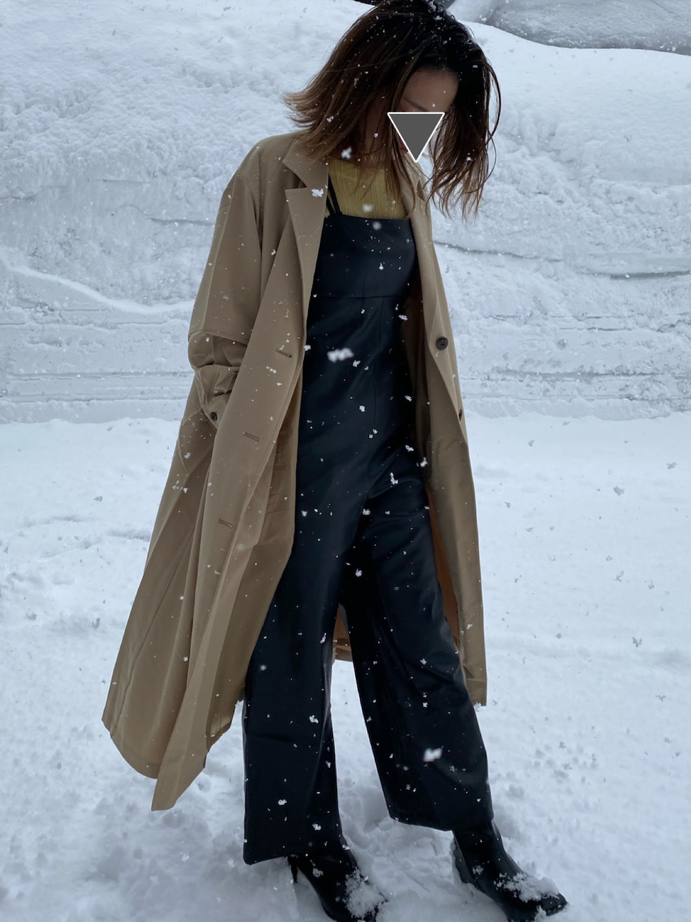 「オールインワン、moussy、ロングコート、スクエアトゥ、レザー」｜「AVAN LILYのスクエアリブニットトップス（Tシャツ/カットソー、イエロー系）」を使った、®︎into!!さん（レディース・162cm）の冬コーディネートの1枚目の写真
