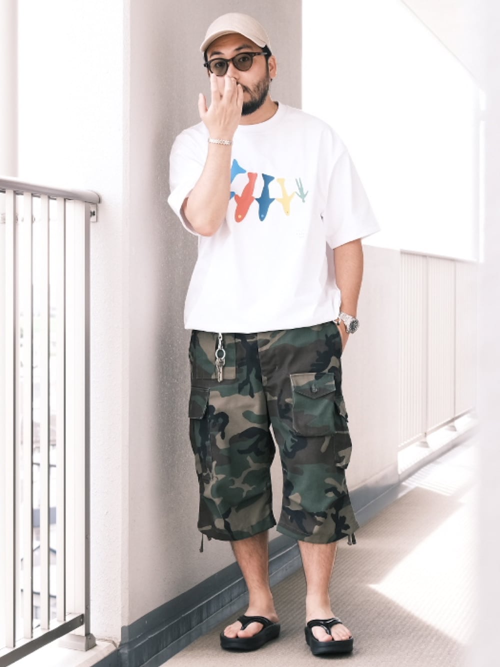 「子供が起きる前に早起きして自撮りおじさん、真夏のアクティブスタイル、スポーツサンダル、ビッグシルエット、大人カジュアル、オトナカジュアル、休日スタイル、カジュアルコーデ、Tシャツ、シンプルコーデ、サンダルコーデ、BEAMS、メガネ男子」｜「DAIWA PIER39のアイテム（Tシャツ/カットソー、ホワイト系）」を使った、TAKASHI ITOさん（メンズ・169cm）の夏コーディネートの1枚目の写真