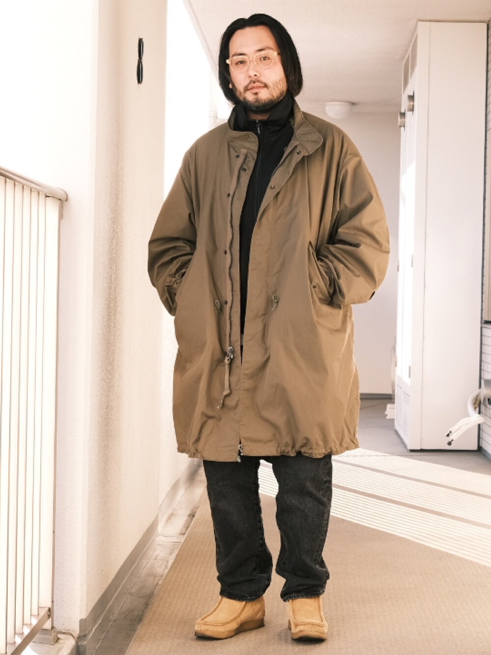 「子供が起きる前に早起きして自撮りおじさん、モッズコート、ジャージ、デニム、ブーツ、ミリタリー、BEAMS、メガネ男子、大人カジュアル、オトナカジュアル」｜「Buzz Rickson'sのアイテム（ジャケット/アウター、グリーン系）」を使った、TAKASHI ITOさん（メンズ・169cm）の冬コーディネートの1枚目の写真