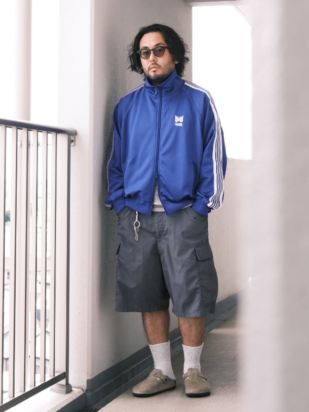 「子供が起きる前に早起きして自撮りおじさん、ストリート、休日コーデ、秋コーデ、スポーツミックス、ショートパンツ、レザーサンダル、メガネ男子、BEAMS、大人カジュアル、オトナカジュアル、秋服まるっと大公開」｜「Needlesのアイテム（ジャージ、ブルー系）」を使った、TAKASHI ITOさん（メンズ・169cm）の秋コーディネートの1枚目の写真