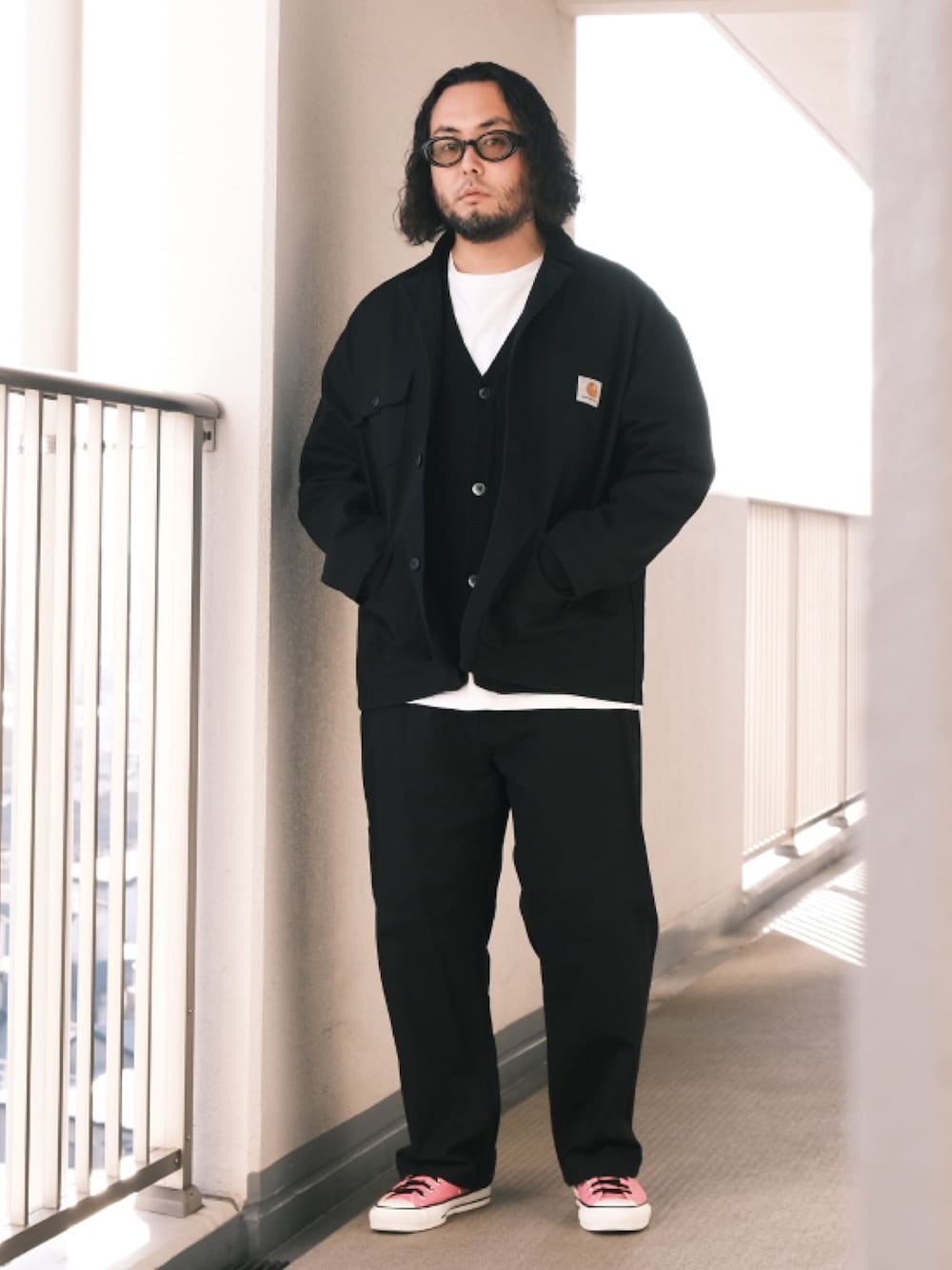 「子供が起きる前に早起きして自撮りおじさん、セットアップ、春コーデ、ストリート、ピンク、カーディガン、BEAMS、メガネ男子、大人カジュアル、オトナカジュアル」｜「白山眼鏡のアイテム（メガネ、ブラック系）」を使った、TAKASHI ITOさん（メンズ・169cm）の春コーディネートの1枚目の写真