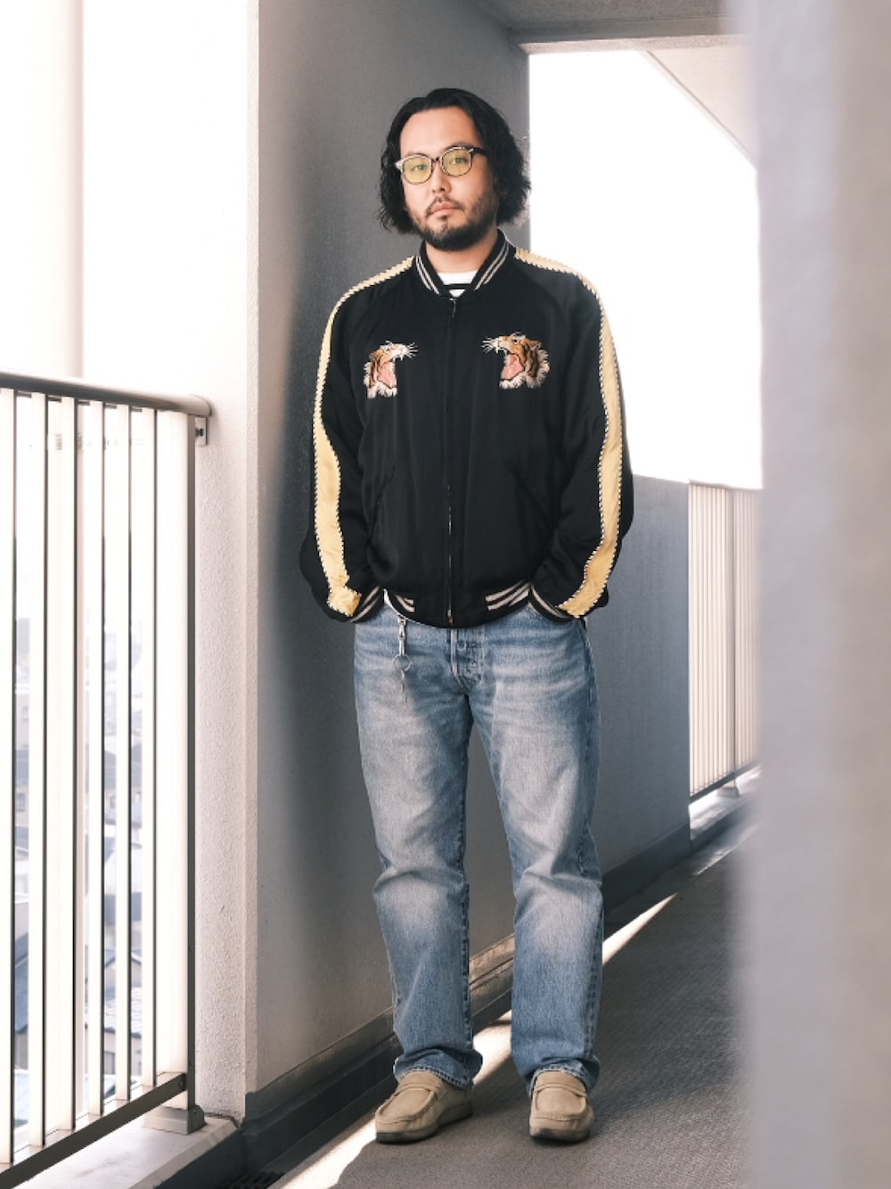 「子供が起きる前に早起きして自撮りおじさん、デニム、ローファー、ミニバッグ、スカジャン、ボーダー、BEAMS、メガネ男子、大人カジュアル、オトナカジュアル」｜「白山眼鏡のアイテム（メガネ、グレー系）」を使った、TAKASHI ITOさん（メンズ・169cm）の秋コーディネートの1枚目の写真