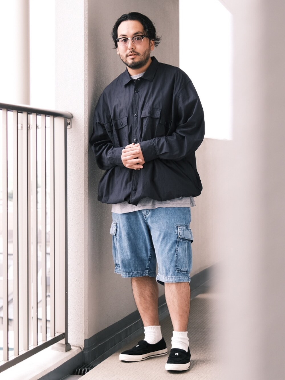 「子供が起きる前に早起きして自撮りおじさん、ハーフパンツ、ストリート、ビッグシルエット、シャツスタイル、大人カジュアル、オトナカジュアル、シンプル、秋服準備はじめました、ラフコーデ、BEAMS、メガネ男子」｜「BROCHUREのアイテム（シャツ/ブラウス、ブルー系）」を使った、TAKASHI ITOさん（メンズ・169cm）の夏コーディネートの1枚目の写真