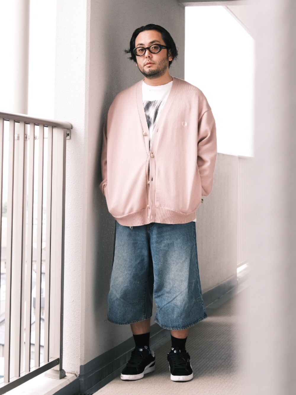 「子供が起きる前に早起きして自撮りおじさん、ストリート、淡色コーデ、デニム、スニーカー、メガネ男子、春夏コーデ、カーディガン、大人カジュアル、BEAMS」｜「BEAMSのBEAMS / 5ポケット 7分丈 デニムパンツ（デニムパンツ、ブルー系）」を使った、TAKASHI ITOさん（メンズ・169cm）の春コーディネートの1枚目の写真