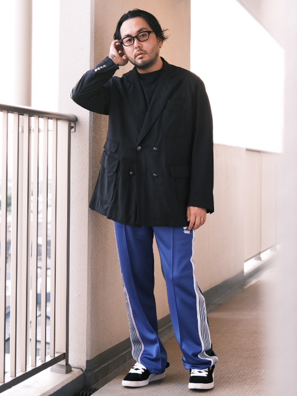 「子供が起きる前に早起きして自撮りおじさん、オトナカジュアル、大人カジュアル、紺ブレ、ジャケットスタイル、ジャージ、NEEDLES、秋コーデ、秋のコーデ、スニーカー、メガネ男子、BEAMS」｜「Engineered Garmentsのアイテム（テーラードジャケット、ブルー系）」を使った、TAKASHI ITOさん（メンズ・169cm）の秋コーディネートの1枚目の写真
