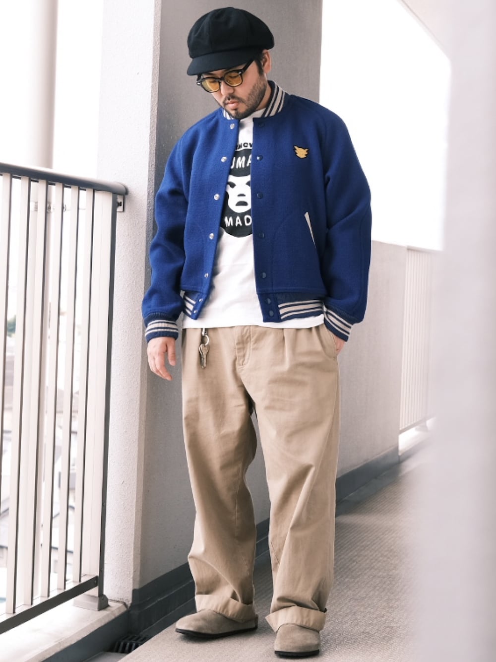 「子供が起きる前に早起きして自撮りおじさん、HUMAN MADE、スタジャン、バーシティジャケット、チノパン、レザーサンダル、プリントT、アメカジ、キャスケット、大人カジュアル、オトナカジュアル、BEAMS、メガネ男子」｜「HUMAN MADEのアイテム（スタジャン、ブルー系）」を使った、TAKASHI ITOさん（メンズ・169cm）の秋コーディネートの1枚目の写真