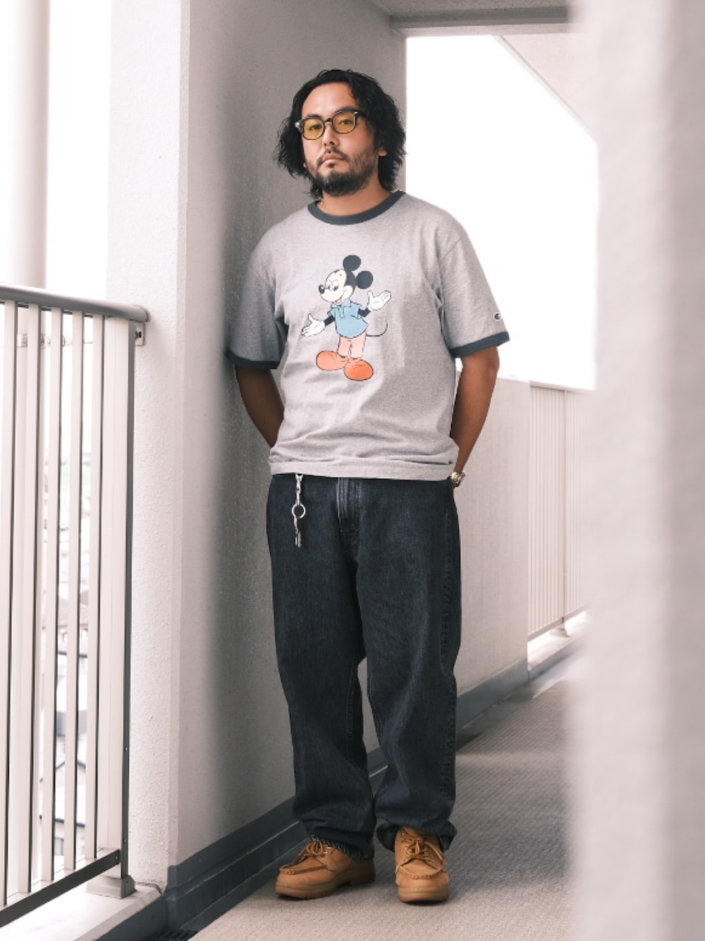「子供が起きる前に早起きして自撮りおじさん、デニム、ブラックデニム、ブーツ、ミッキー、リンガーTシャツ、BEAMS、メガネ男子、オトナカジュアル、大人カジュアル」｜「白山眼鏡のアイテム（メガネ、グレー系）」を使った、TAKASHI ITOさん（メンズ・169cm）の秋コーディネートの1枚目の写真