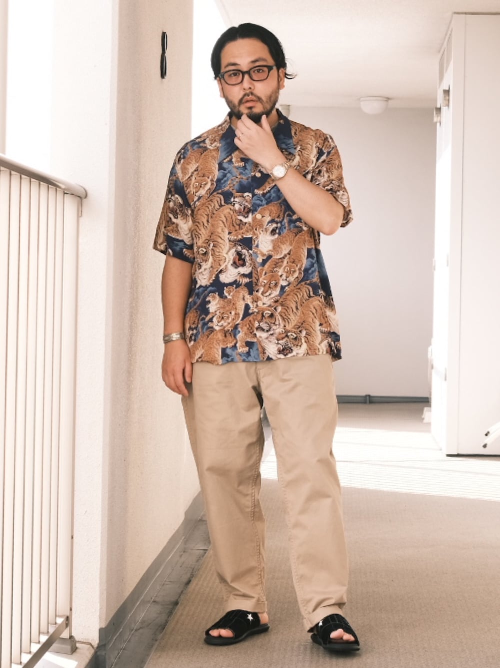 「子供が起きる前に早起きして自撮りおじさん、アメカジ、柄シャツ、アロハシャツ、チノパン、レザーサンダル、大人コーデ、メガネ男子、大人カジュアル、シャツスタイル、BEAMS、オトナカジュアル」｜「TAILOR TOYOのアイテム（シャツ/ブラウス、ブルー系）」を使った、TAKASHI ITOさん（メンズ・169cm）の夏コーディネートの1枚目の写真