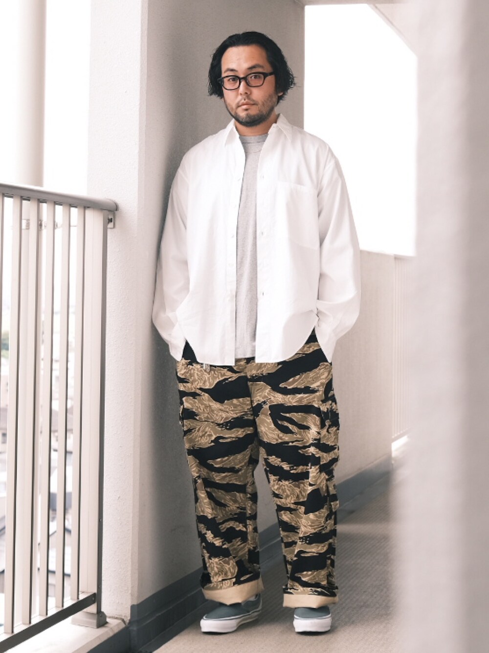 「子供が起きる前に早起きして自撮りおじさん、シャツスタイル、シンプルコーデ、メガネ男子、カーゴパンツ、シャツ好き集まれ、スリッポン、スニーカー、BEAMS、大人カジュアル」｜「Championのアイテム（Tシャツ/カットソー、グレー系）」を使った、TAKASHI ITOさん（メンズ・169cm）の春コーディネートの1枚目の写真