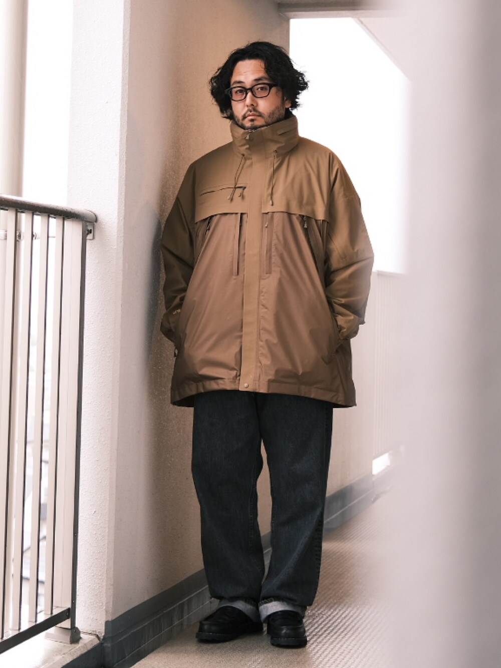 「子供が起きる前に早起きして自撮りおじさん、デニム、ローファー、ビッグシルエット、シャツスタイル、BEAMS、メガネ男子、大人カジュアル、オトナカジュアル」｜「Parabootのアイテム（ローファー、ブラック系）」を使った、TAKASHI ITOさん（メンズ・169cm）の春コーディネートの1枚目の写真
