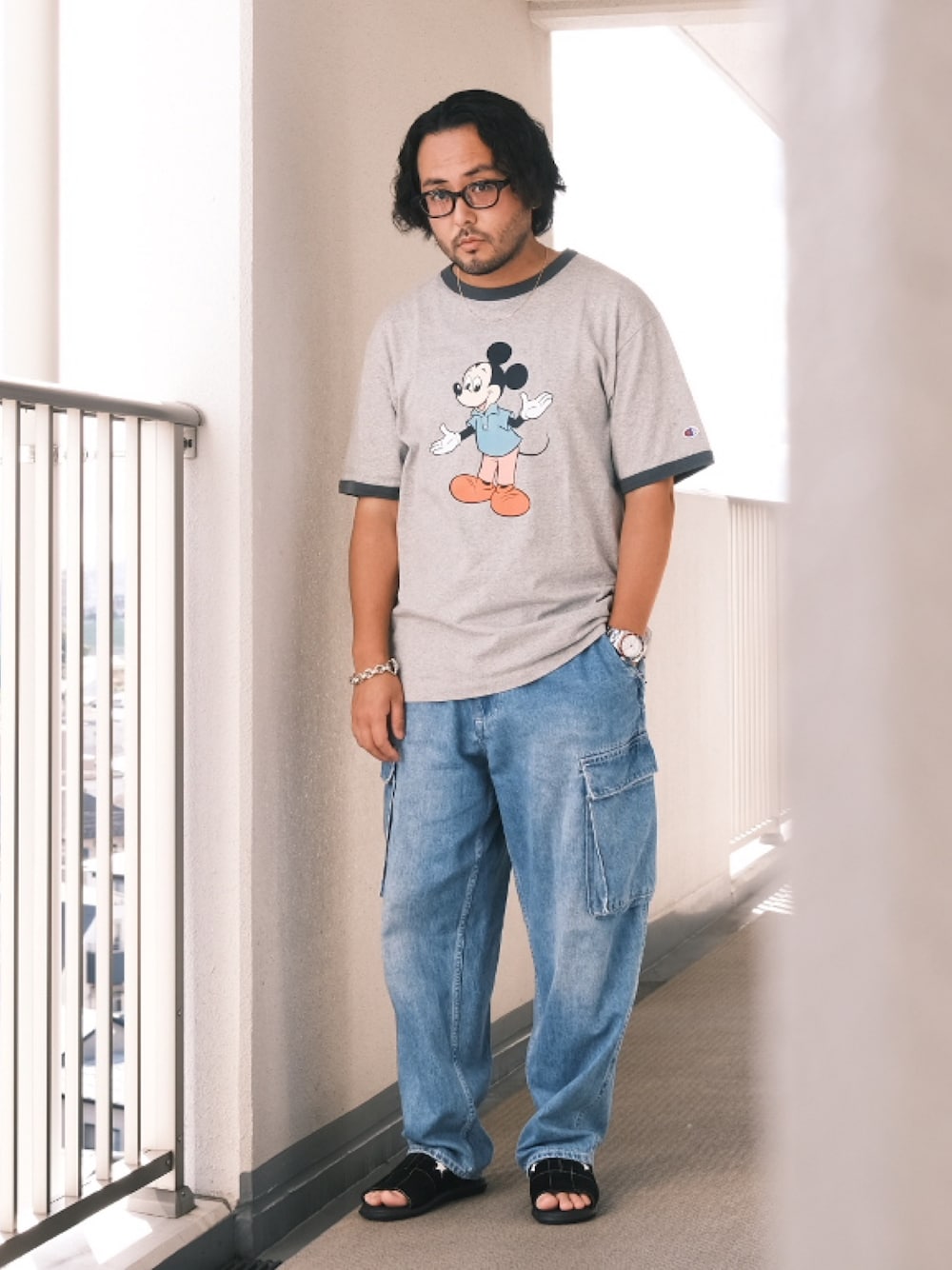 「子供が起きる前に早起きして自撮りおじさん、デニム、リンガーTシャツ、カーゴパンツ、ディズニー、BEAMS、メガネ男子、大人カジュアル、オトナカジュアル」｜「白山眼鏡のアイテム（メガネ、ブラック系）」を使った、TAKASHI ITOさん（メンズ・169cm）の夏コーディネートの1枚目の写真