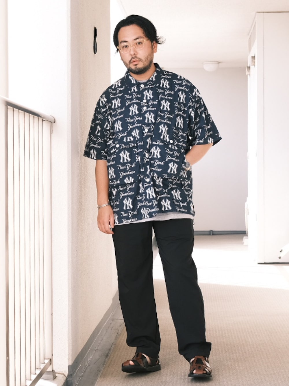 「子供が起きる前に早起きして自撮りおじさん、柄シャツ、ストリート、シャツスタイル、オトナカジュアル、大人カジュアル、グルカサンダル、BEAMS、メガネ男子」｜「TENBOXのアイテム（シャツ/ブラウス、ブルー系）」を使った、TAKASHI ITOさん（メンズ・169cm）の夏コーディネートの1枚目の写真
