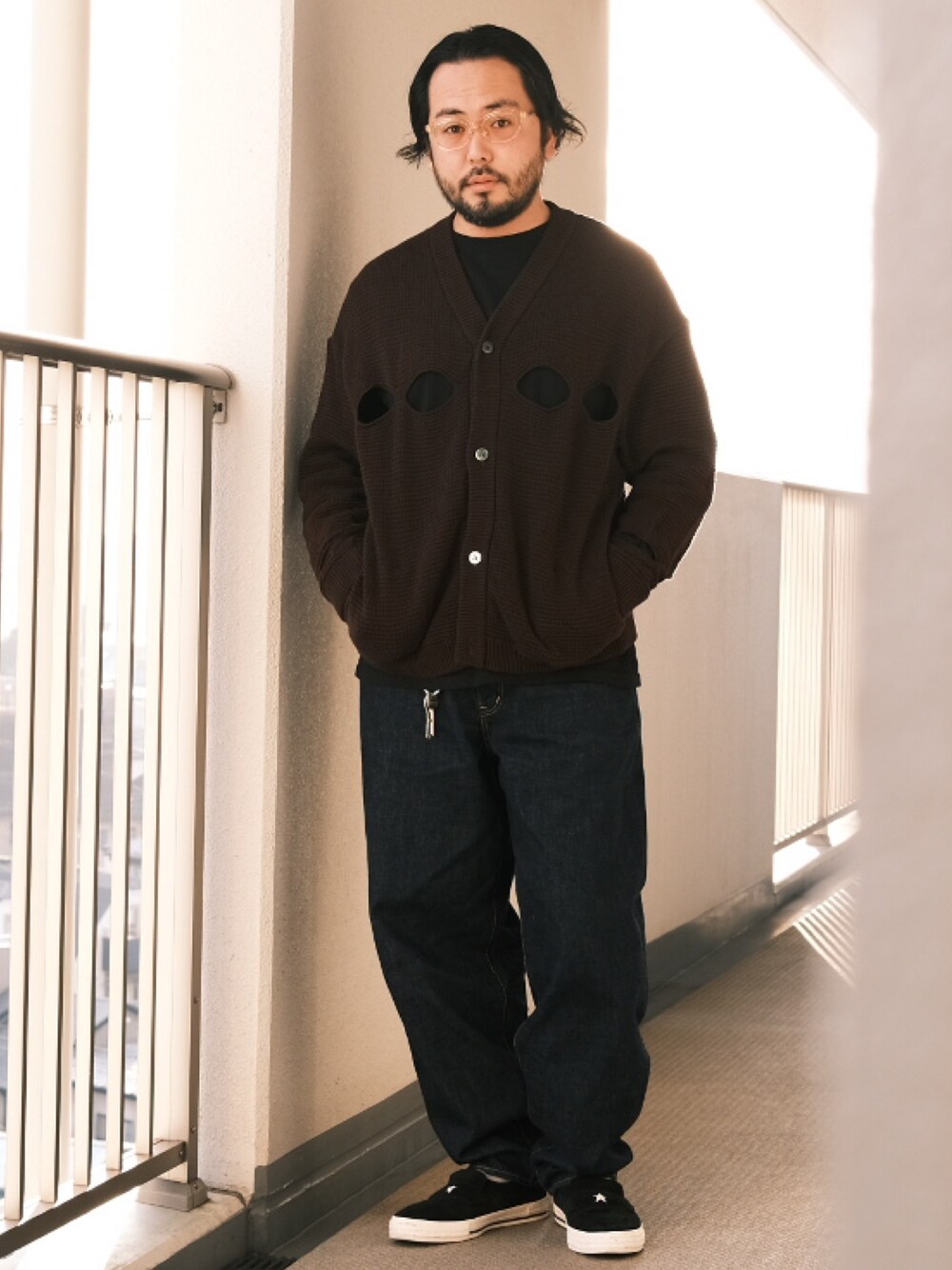 「子供が起きる前に早起きして自撮りおじさん、シンプルスタイル、秋冬コーデ、カーディガン、デニム、スニーカー、オトナカジュアル、大人カジュアル、メガネ男子、BEAMS」｜「TENBOXのアイテム（カーディガン/ボレロ、ブラウン系）」を使った、TAKASHI ITOさん（メンズ・169cm）の秋コーディネートの1枚目の写真