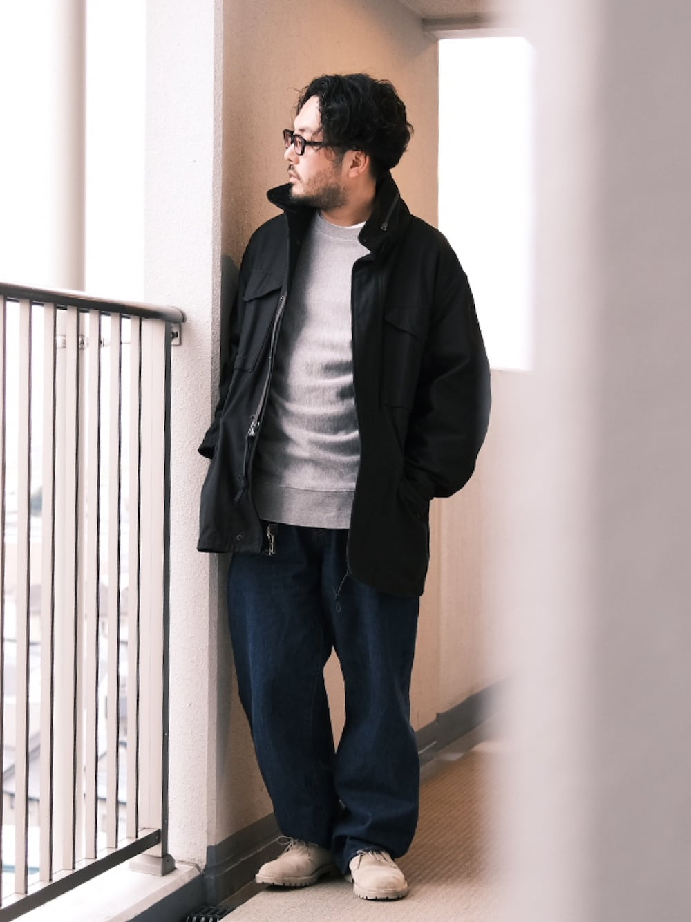 「子供が起きる前に早起きして自撮りおじさん、メンズコーデ、オトナカジュアル、デニムコーデ、ラフ、ミリタリージャケット、Levi's、clarks、Champion、メガネ男子」｜「Levi'sのアイテム（デニムパンツ、ブルー系）」を使った、TAKASHI ITOさん（メンズ・169cm）の春コーディネートの1枚目の写真