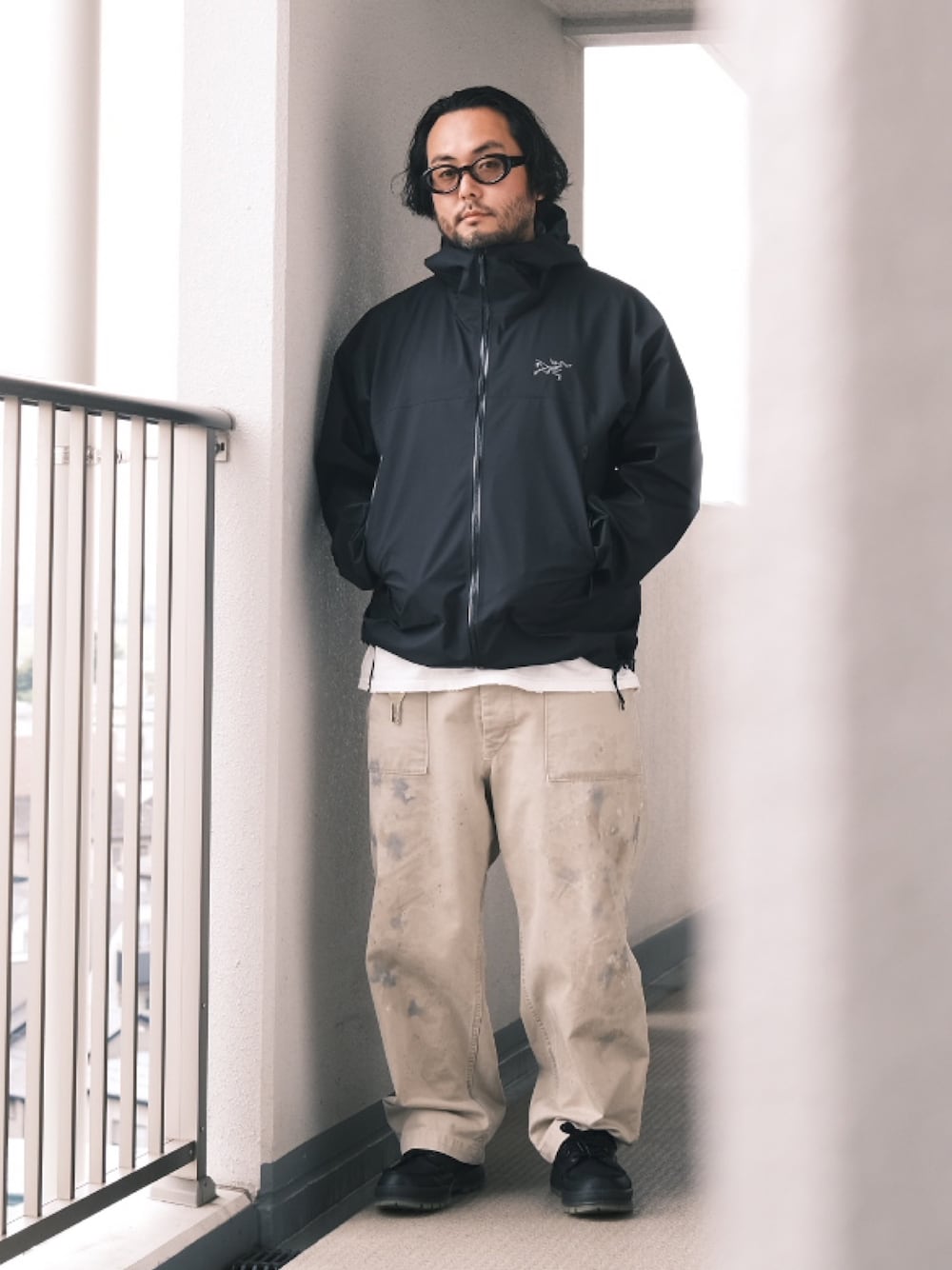 「子供が起きる前に早起きして自撮りおじさん、シンプルコーデ、メガネ男子、雨の日コーデ、大人カジュアル、BEAMS」｜「白山眼鏡のアイテム（メガネ、ブラック系）」を使った、TAKASHI ITOさん（メンズ・169cm）の春コーディネートの1枚目の写真