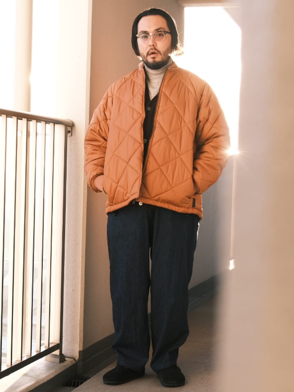 「子供が起きる前に早起きして自撮りおじさん、キルティングジャケット、冬コーデ、レザーサンダル、カーディガン、オールインワン、大人カジュアル、オトナカジュアル、BEAMS、メガネ男子、ゆるコーデ」｜「白山眼鏡のアイテム（メガネ、ブラック系）」を使った、TAKASHI ITOさん（メンズ・169cm）の冬コーディネートの1枚目の写真