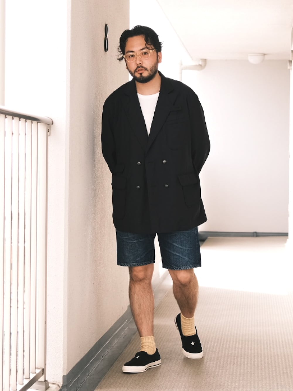 「子供が起きる前に早起きして自撮りおじさん、きれいめカジュアル、コンバース、白Tシャツ、カジュアルコーデ、大人カジュアル、シンプルスタイル、オーバーサイズ、爽やかコーデ、デニム、メガネ男子、デニムっていいよね」｜「POLO RALPH LAURENのアイテム（Tシャツ/カットソー、ホワイト系）」を使った、TAKASHI ITOさん（メンズ・169cm）の春コーディネートの1枚目の写真