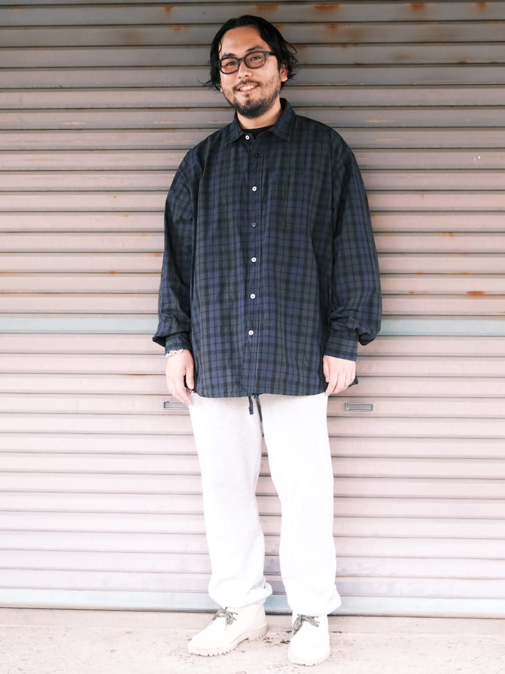 「子供が起きる前に早起きして自撮りおじさん、スウェット、ベージュ、秋コーデ、チェック、ロゴスウェット、ブラックウォッチ、オトナカジュアル、大人カジュアル、メガネ男子、BEAMS」｜「BROCHUREのアイテム（シャツ/ブラウス、グリーン系）」を使った、TAKASHI ITOさん（メンズ・169cm）の秋コーディネートの1枚目の写真