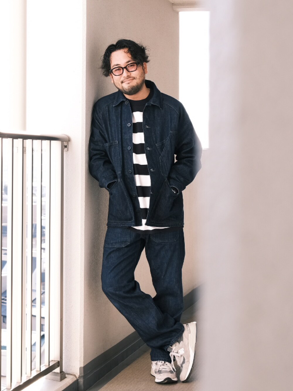 「子供が起きる前に早起きして自撮りおじさん、休日スタイル、春、シンプルコーデ、大人カジュアル、カバーオール、セットアップ、メガネ男子、ボーダー、デニム」｜「NAOSHIYA CUSTOM FACTORYのアイテム（デニムパンツ、ブルー系）」を使った、TAKASHI ITOさん（メンズ・169cm）の春コーディネートの1枚目の写真