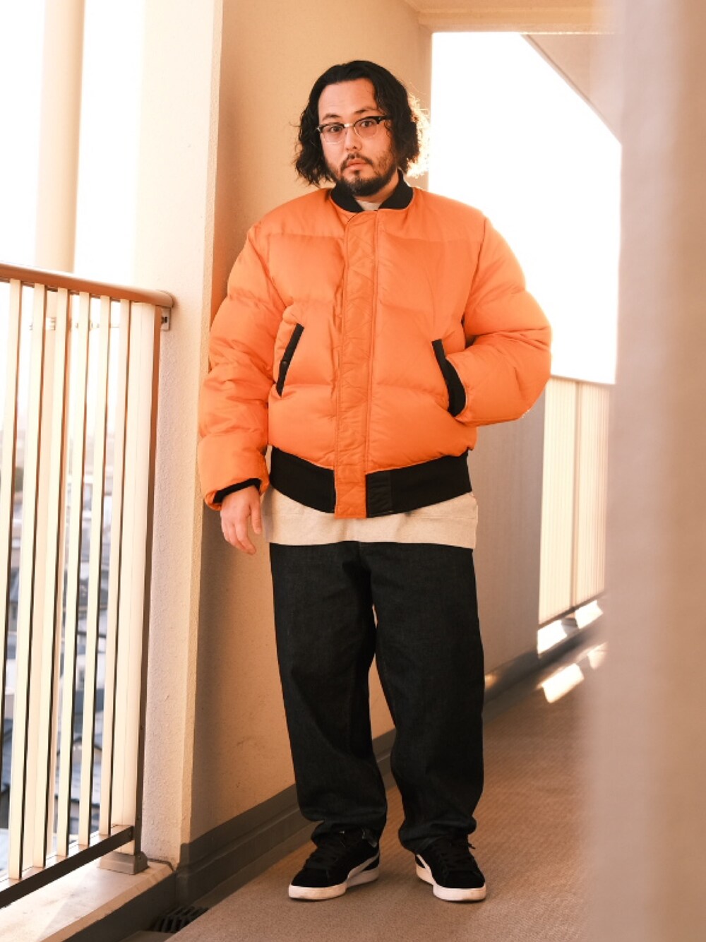 「子供が起きる前に早起きして自撮りおじさん、ダウンジャケット、スニーカー、スウェット、冬コーデ、カラーレンズ、デニム、冬アウター、BEAMS、メガネ男子、大人カジュアル、オトナカジュアル、冬を彩る色いろコーデ」｜「白山眼鏡のアイテム（メガネ、ブラック系）」を使った、TAKASHI ITOさん（メンズ・169cm）の冬コーディネートの1枚目の写真