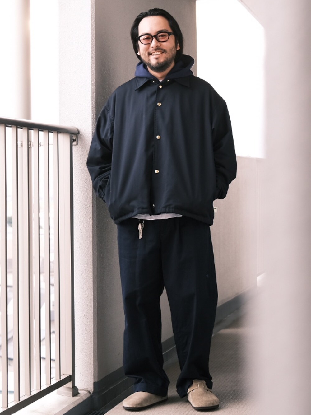 「子供が起きる前に早起きして自撮りおじさん、春アウター、シンプルコーデ、コーチジャケット、パーカー、チノパン、レザーサンダル、BEAMS、メガネ男子、大人カジュアル、オトナカジュアル」｜「SSZのアイテム（ジャケット/アウター、ブルー系）」を使った、TAKASHI ITOさん（メンズ・169cm）の冬コーディネートの1枚目の写真