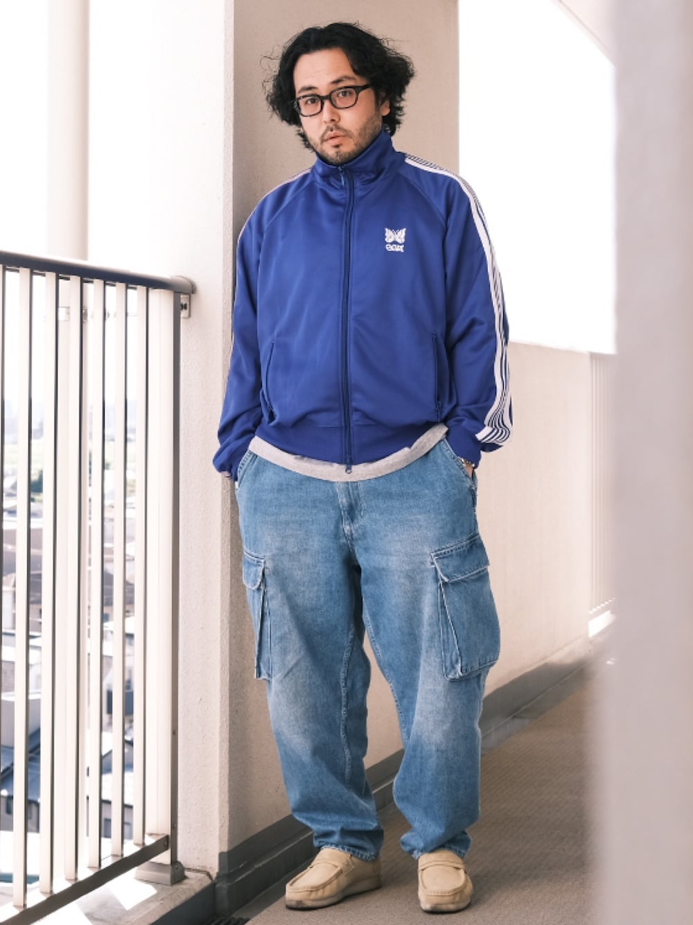 「子供が起きる前に早起きして自撮りおじさん、トラックジャケット、ジャージ、デニム、カーゴパンツ、ローファー、ストリート、BEAMS、メガネ男子、大人カジュアル、オトナカジュアル」｜「The▲Hermit Clubのアイテム（Tシャツ/カットソー、グレー系）」を使った、TAKASHI ITOさん（メンズ・169cm）の春コーディネートの1枚目の写真