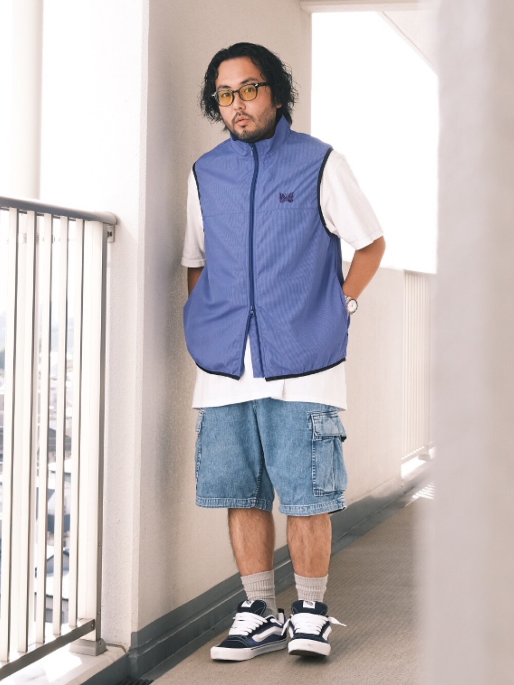 「子供が起きる前に早起きして自撮りおじさん、ベスト、白Tシャツ、ショートパンツ、カーゴパンツ、デニム、スニーカー、ストリート、BEAMS、メガネ男子、大人カジュアル、オトナカジュアル」｜「白山眼鏡のアイテム（メガネ、グレー系）」を使った、TAKASHI ITOさん（メンズ・169cm）の秋コーディネートの1枚目の写真