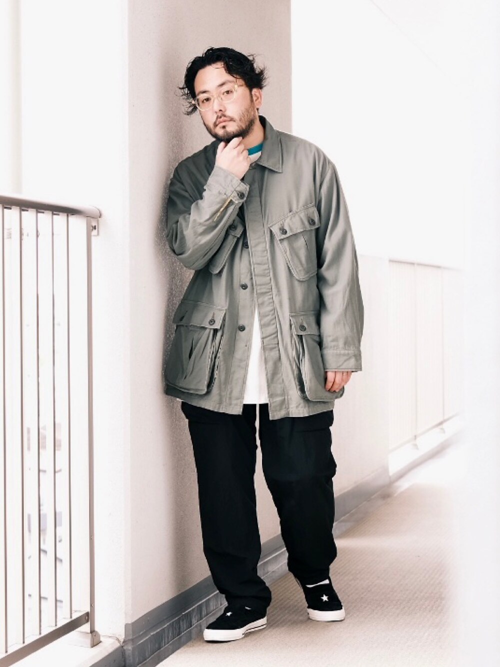 「子供が起きる前に早起きして自撮りおじさん、ジャングルファティーグ、TEATORA、BEAMS、オトナカジュアル、コンバース、ビックシルエット、アメカジコーデ、大人コーデ、メガネ男子」｜「Buzz Rickson'sのアイテム（ミリタリージャケット、グリーン系）」を使った、TAKASHI ITOさん（メンズ・169cm）の夏コーディネートの1枚目の写真