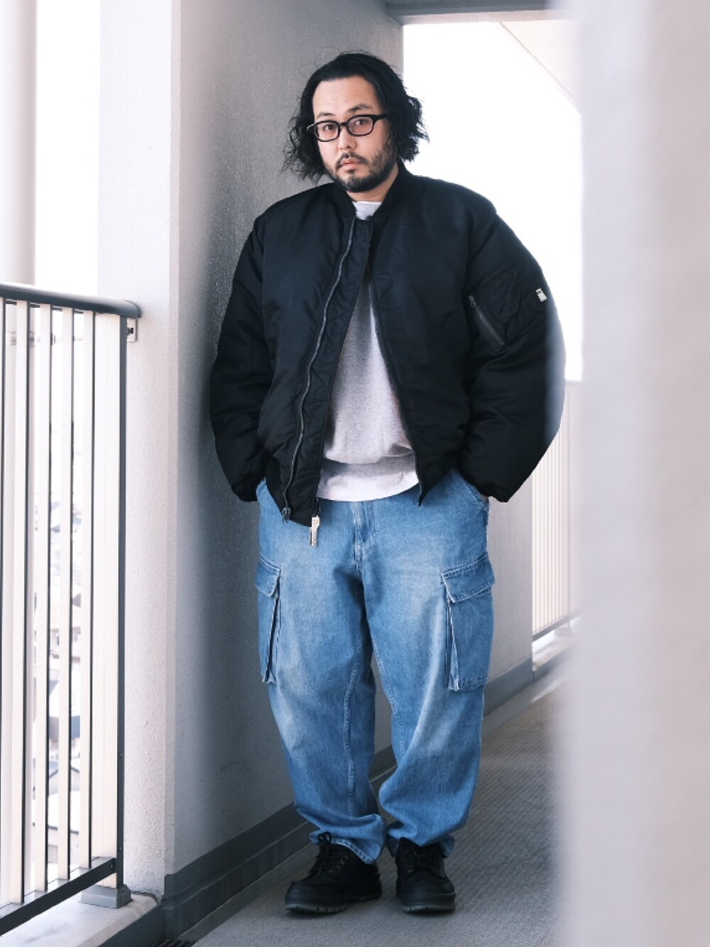 「子供が起きる前に早起きして自撮りおじさん、ストリート、カーゴパンツ、デニム、ダウンジャケット、ブーツ、カラーレンズ、スエット、MA-1、冬コーデ、休日スタイル、BEAMS、メガネ男子、大人カジュアル、オトナカジュアル」｜「白山眼鏡のアイテム（メガネ、ブラック系）」を使った、TAKASHI ITOさん（メンズ・169cm）の冬コーディネートの1枚目の写真