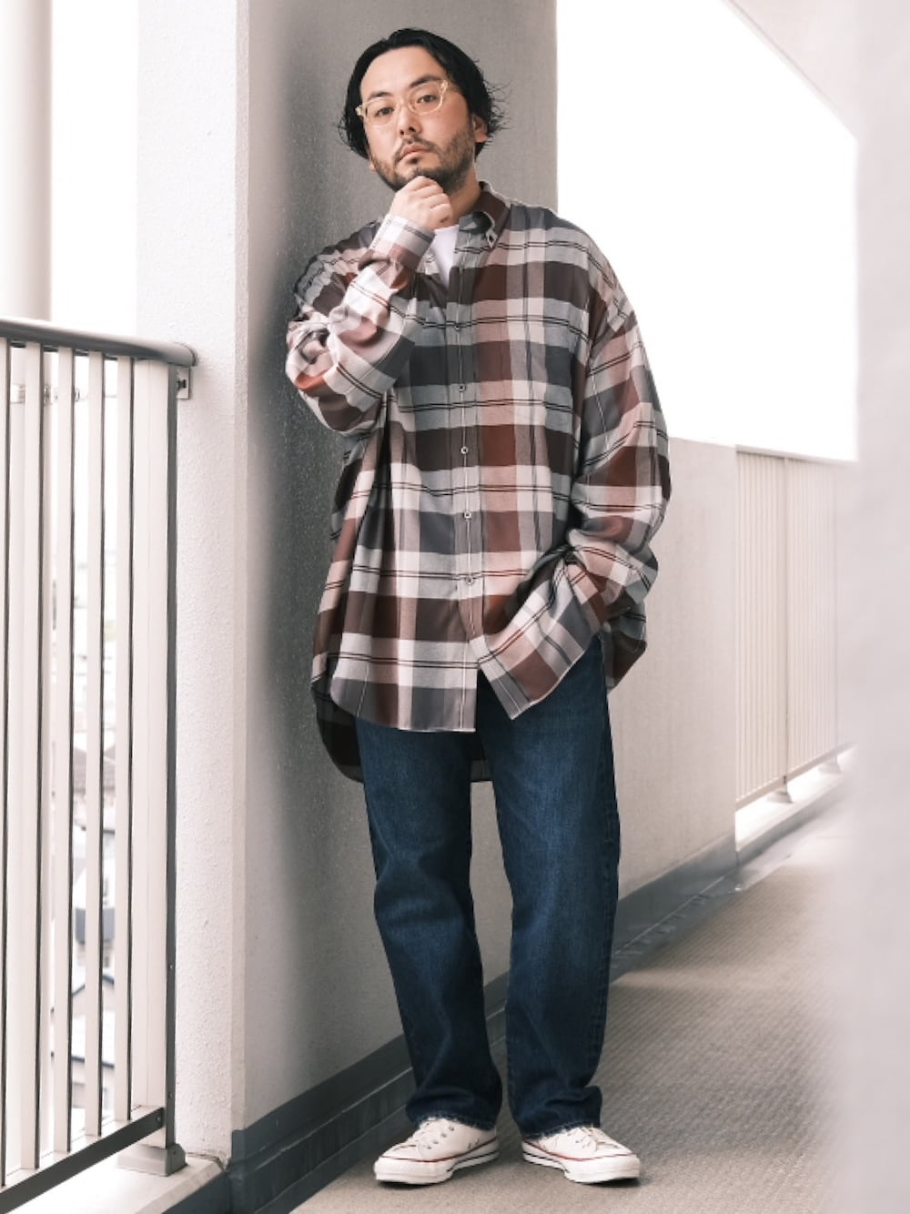 「子供が起きる前に早起きして自撮りおじさん、休日スタイル、大人カジュアル、オトナカジュアル、Levi's、デニム、チェックシャツ、ビッグシルエット、スニーカーコーデ、秋のコーデ、シンプルスタイル、シャツスタイル、BEAMS、メガネ男子」｜「The▲Hermit Clubのアイテム（Tシャツ/カットソー、ホワイト系）」を使った、TAKASHI ITOさん（メンズ・169cm）の秋コーディネートの1枚目の写真