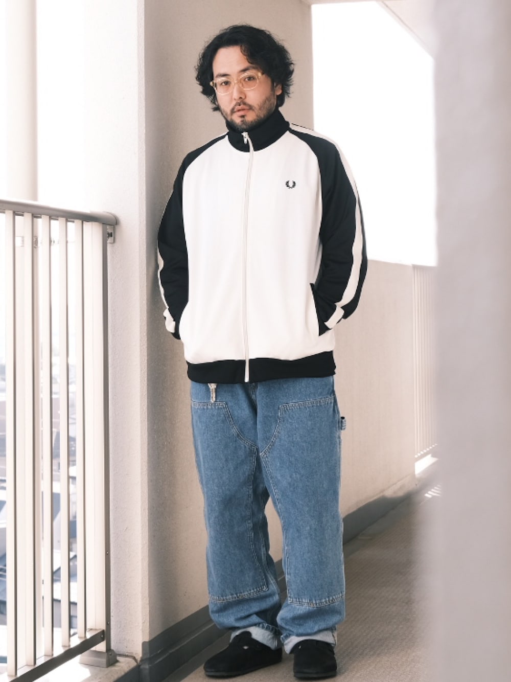 「子供が起きる前に早起きして自撮りおじさん、ジャージ、トラックジャケット、ペインターパンツ、デニム、レザーサンダル、メガネ男子、BEAMS、大人カジュアル、オトナカジュアル」｜「白山眼鏡のアイテム（メガネ、ベージュ系）」を使った、TAKASHI ITOさん（メンズ・169cm）の春コーディネートの1枚目の写真