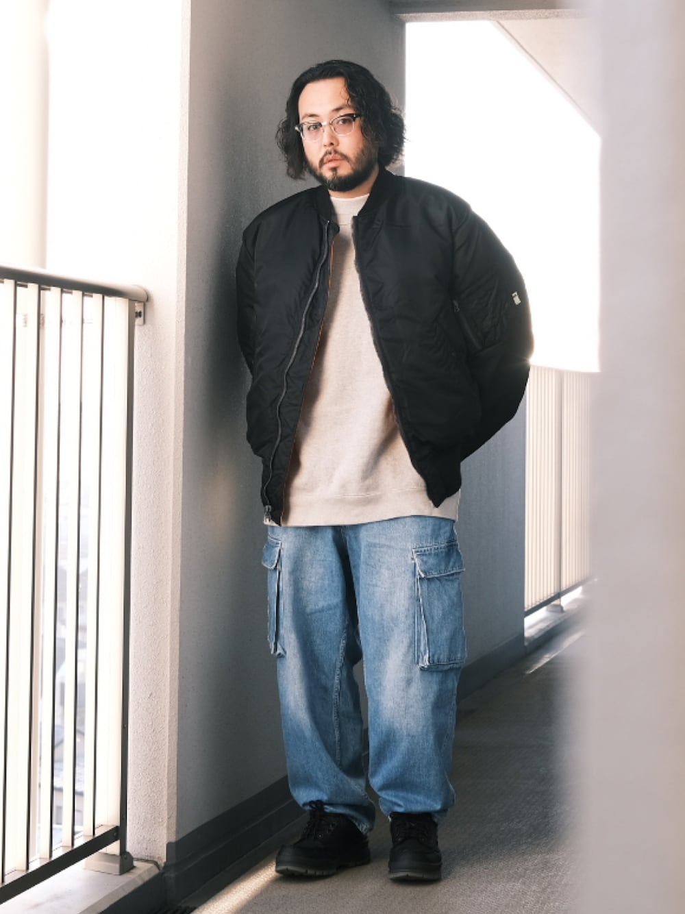 「子供が起きる前に早起きして自撮りおじさん、冬アウター、デニム、カーゴパンツ、BEAMS、ストリート、ダウンジャケット、MA-1、ブーツ、メガネ男子、大人カジュアル、オトナカジュアル」｜「白山眼鏡のアイテム（メガネ、ブラック系）」を使った、TAKASHI ITOさん（メンズ・169cm）の冬コーディネートの1枚目の写真