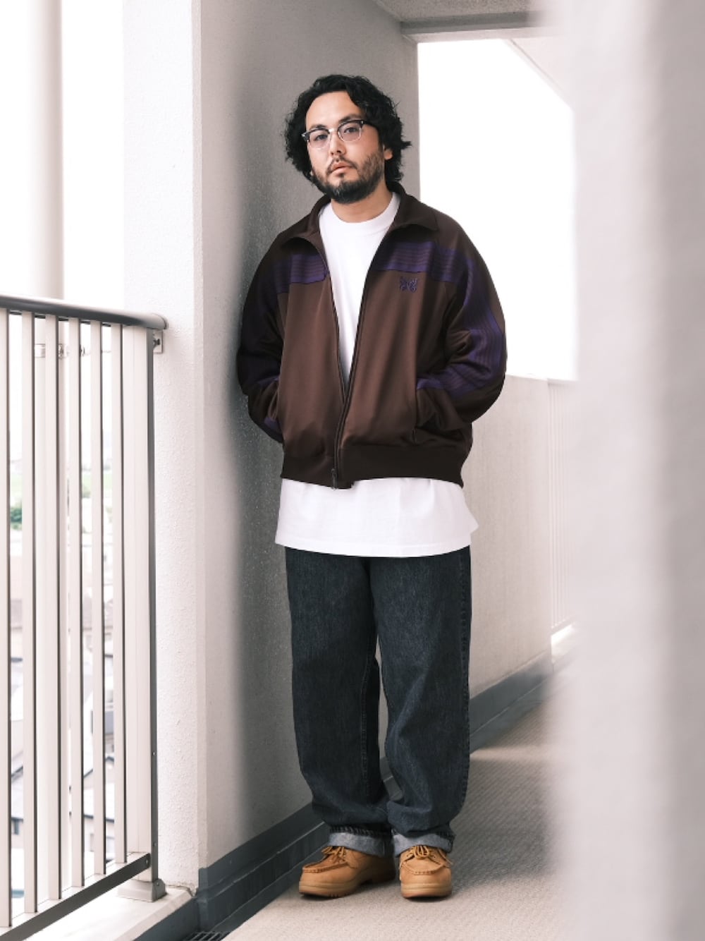 「子供が起きる前に早起きして自撮りおじさん、ビッグシルエット、トラックジャケット、ジャージ、デニム、白Tシャツ、ストリート、BEAMS、メガネ男子、大人カジュアル、オトナカジュアル」｜「白山眼鏡のアイテム（メガネ、ブラック系）」を使った、TAKASHI ITOさん（メンズ・169cm）の夏コーディネートの1枚目の写真