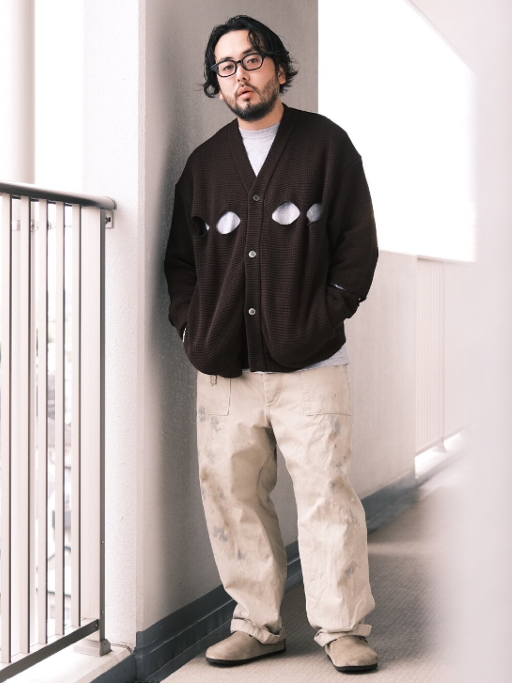 「子供が起きる前に早起きして自撮りおじさん、カーディガン、秋コーデ、シンプルコーデ、オトナカジュアル、大人カジュアル、チノパン、レザーサンダル、メガネ男子、BEAMS」｜「TENBOXのアイテム（カーディガン/ボレロ、ブラウン系）」を使った、TAKASHI ITOさん（メンズ・169cm）の秋コーディネートの1枚目の写真