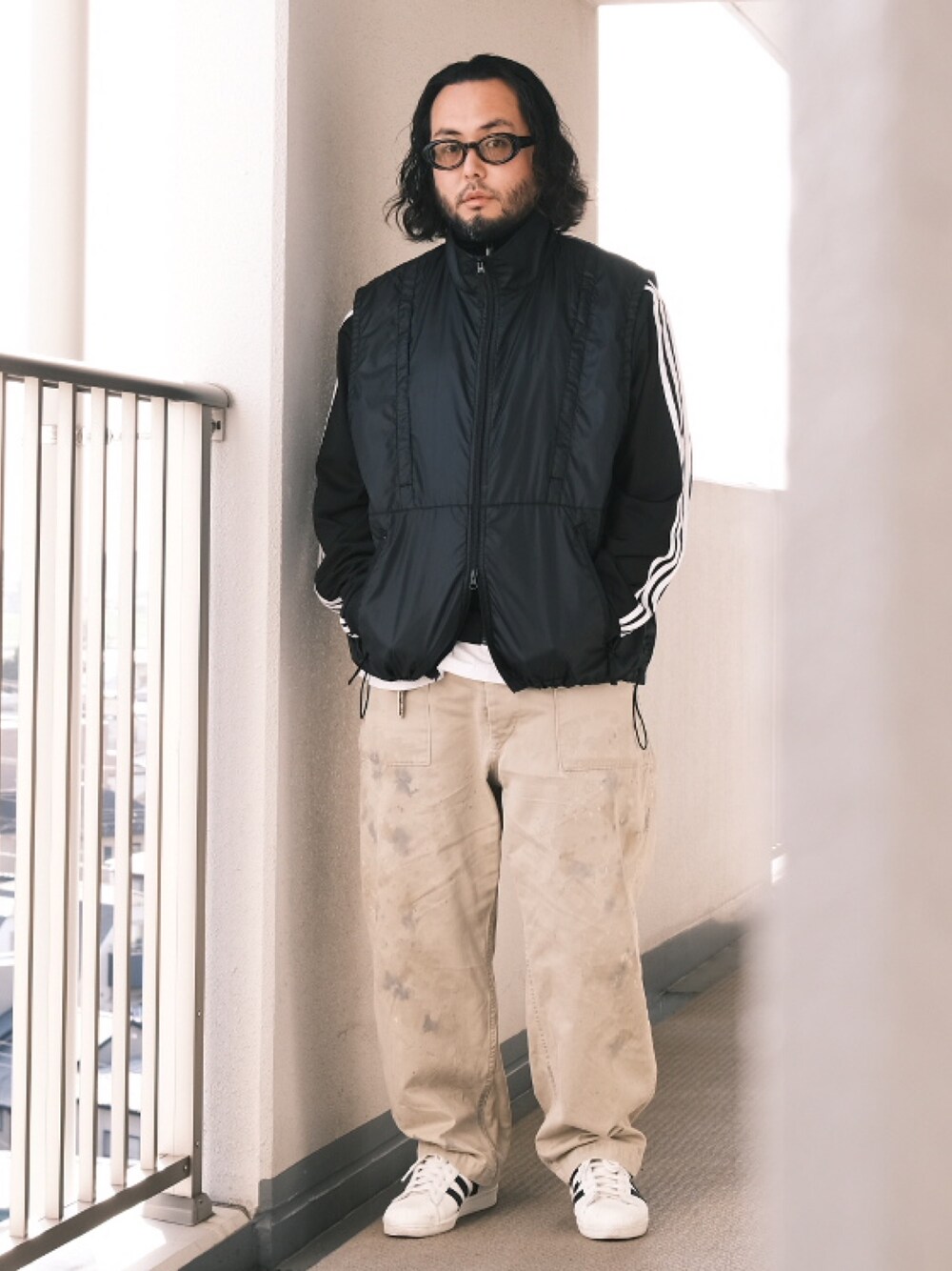 「子供が起きる前に早起きして自撮りおじさん、春のNewスタイル、ベスト、ジャージ、トラックジャケット、スニーカー、adidas、スポーツミックス、ストリート、BEAMS、メガネ男子、大人カジュアル、オトナカジュアル」｜「白山眼鏡のアイテム（メガネ、ブラック系）」を使った、TAKASHI ITOさん（メンズ・169cm）の春コーディネートの1枚目の写真