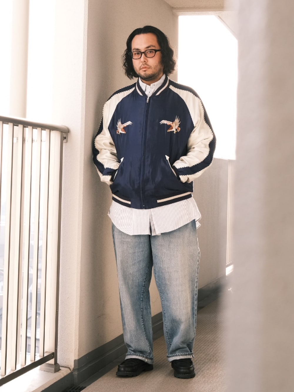 「子供が起きる前に早起きして自撮りおじさん、スカジャン、シャツスタイル、ストライプシャツ、デニム、ローファー、スポーツミックス、ストリート、春アウター、BEAMS、メガネ男子、大人カジュアル、オトナカジュアル」｜「Parabootのアイテム（ローファー、ブラック系）」を使った、TAKASHI ITOさん（メンズ・169cm）の冬コーディネートの1枚目の写真
