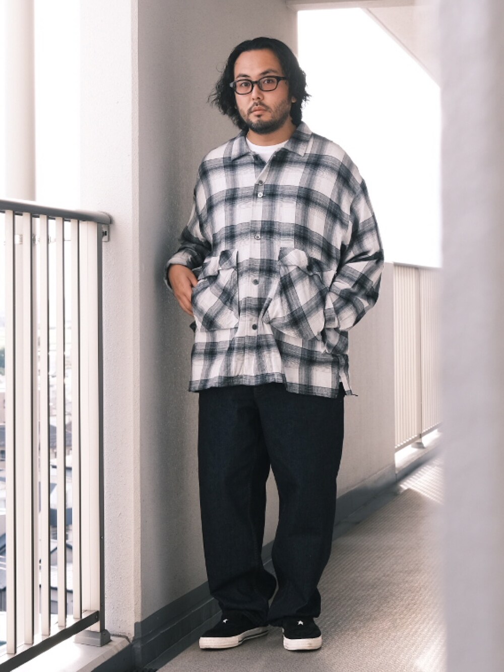 「子供が起きる前に早起きして自撮りおじさん、デニム、シャツスタイル、ローファー、ストリート、秋コーデ、BEAMS、メガネ男子、大人カジュアル、オトナカジュアル、秋服まるっと大公開」｜「白山眼鏡のアイテム（メガネ、ブラック系）」を使った、TAKASHI ITOさん（メンズ・169cm）の秋コーディネートの1枚目の写真