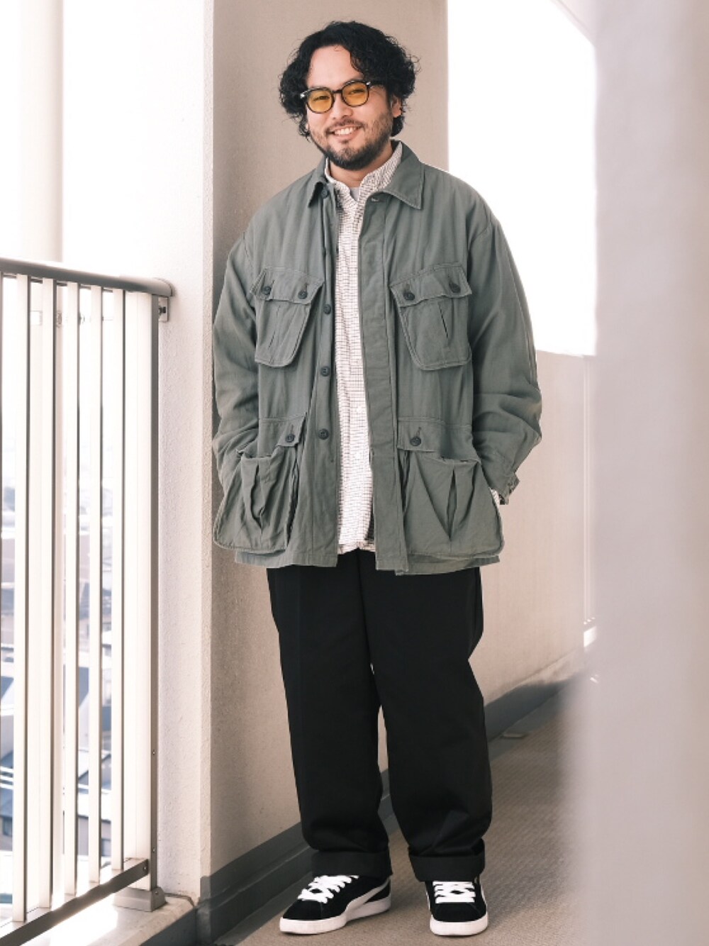 「子供が起きる前に早起きして自撮りおじさん、春アウター、ミリタリージャケット、シャツスタイル、ビッグシルエット、ワークパンツ、スニーカー、BEAMS、メガネ男子、大人カジュアル、オトナカジュアル」｜「白山眼鏡のアイテム（メガネ、グレー系）」を使った、TAKASHI ITOさん（メンズ・169cm）の春コーディネートの1枚目の写真