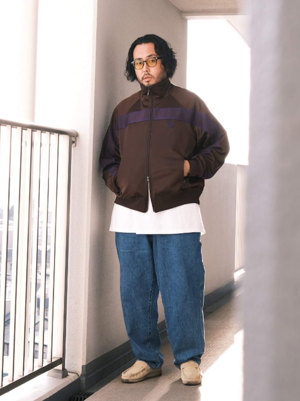 「子供が起きる前に早起きして自撮りおじさん、デニム、ローファー、ストリート、トラックジャケット、スポーツミックス、BEAMS、メガネ男子、大人カジュアル、オトナカジュアル」｜「白山眼鏡のアイテム（メガネ、グレー系）」を使った、TAKASHI ITOさん（メンズ・169cm）の秋コーディネートの1枚目の写真