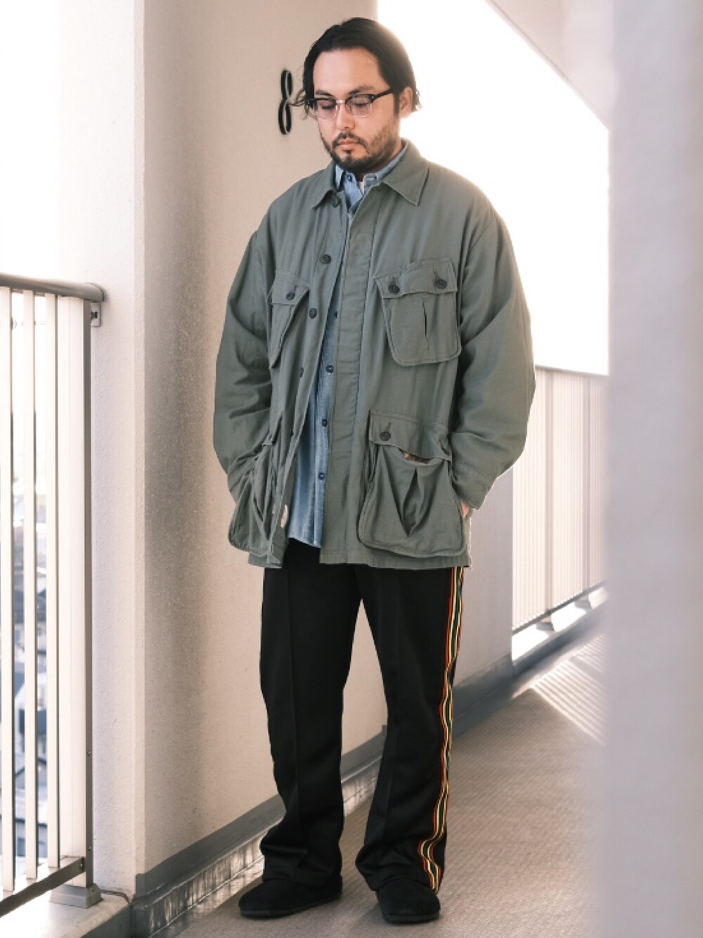 「子供が起きる前に早起きして自撮りおじさん、秋服コーデ、ミリタリージャケット、ミリタリー、シャンブレーシャツ、トラックパンツ、レザーサンダル、オトナカジュアル、大人カジュアル、メガネ男子、BEAMS」｜「BEAMS JAPANのアイテム（シャツ/ブラウス、ブルー系）」を使った、TAKASHI ITOさん（メンズ・169cm）の秋コーディネートの1枚目の写真