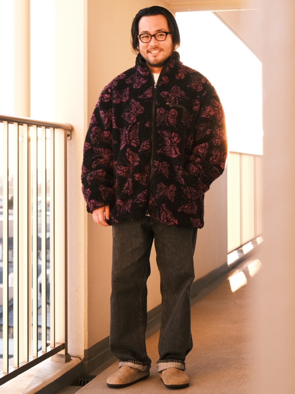 「子供が起きる前に早起きして自撮りおじさん、冬コーデ、ボアジャケット、デニム、レザーサンダル、ビッグシルエット、私の推しブランド、大人カジュアル、オトナカジュアル、BEAMS、メガネ男子」｜「Needlesのアイテム（ジャケット/アウター、パープル系）」を使った、TAKASHI ITOさん（メンズ・169cm）の冬コーディネートの1枚目の写真