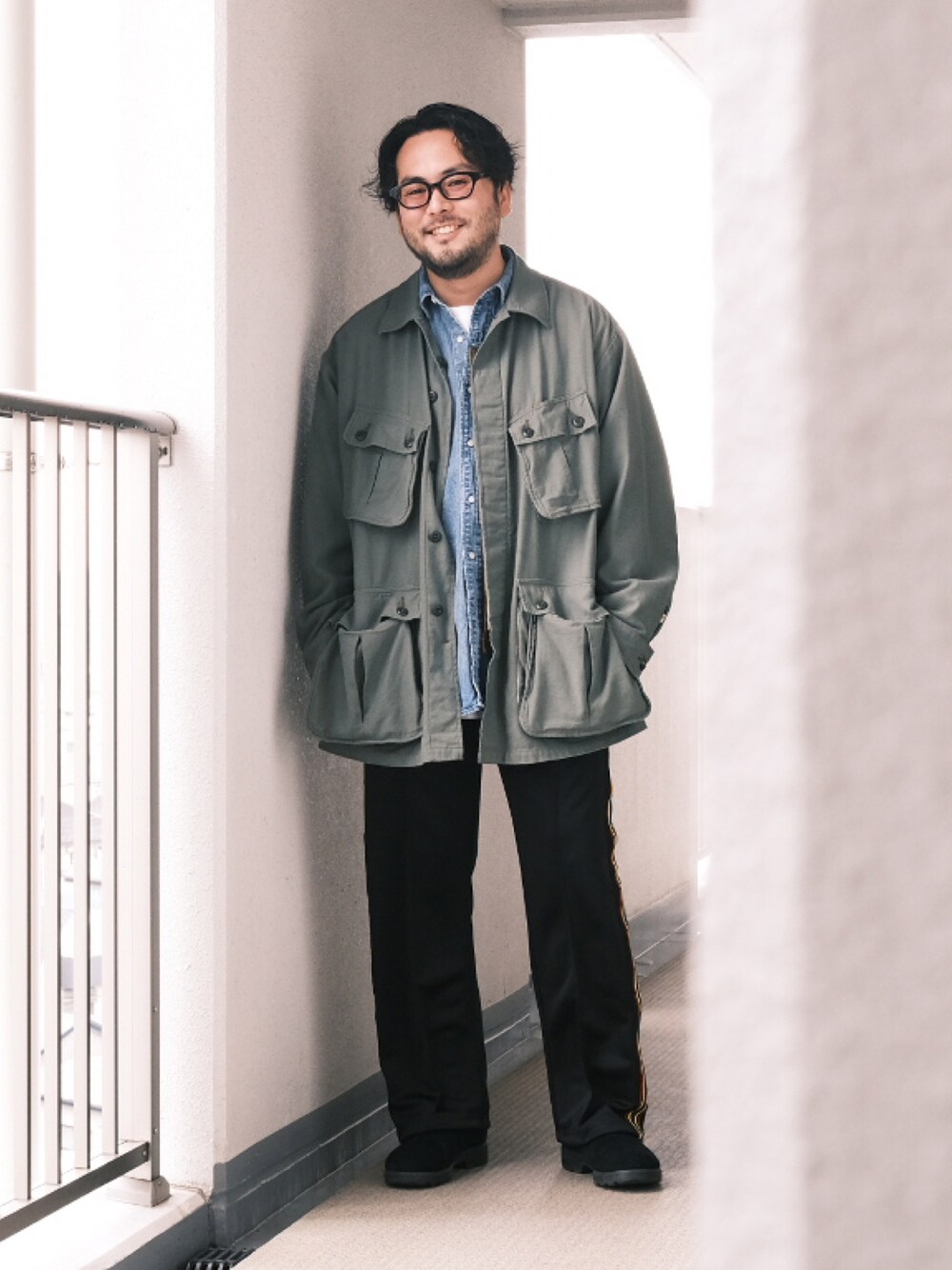 「子供が起きる前に早起きして自撮りおじさん、春服、カジュアルコーデ、オーバーサイズ、ビックシルエット、NEEDLES、デニムコーデ、オトナカジュアル、ジャングルファティーグ、ワイドパンツ、メガネ男子」｜「B:MING by BEAMSのBLUND STONE / スエード ローカットブーツ（ブーツ、ブラック系）」を使った、TAKASHI ITOさん（メンズ・169cm）の春コーディネートの1枚目の写真