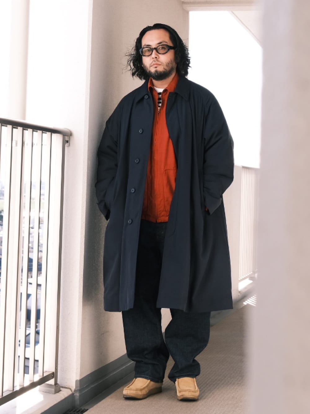 「子供が起きる前に早起きして自撮りおじさん、春服みてみて、ストリート、ボーダー、デニム、ブーツ、春アウター、コート、BEAMS、メガネ男子、大人カジュアル、オトナカジュアル」｜「白山眼鏡のアイテム（メガネ、ブラック系）」を使った、TAKASHI ITOさん（メンズ・169cm）の春コーディネートの1枚目の写真